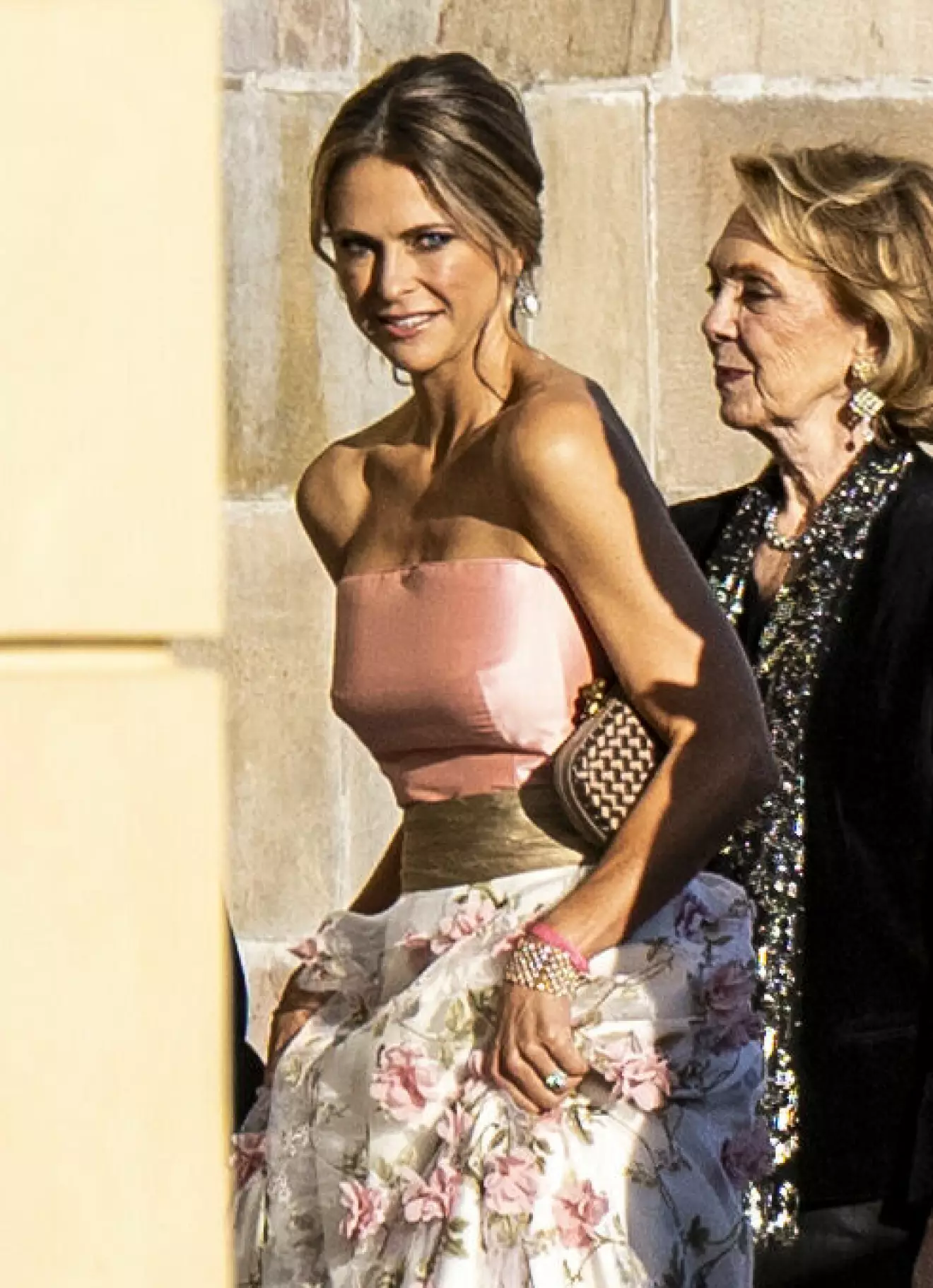 Prinsessan Madeleine i rosa topp utan axelband vid privata middagen på Drottningholm