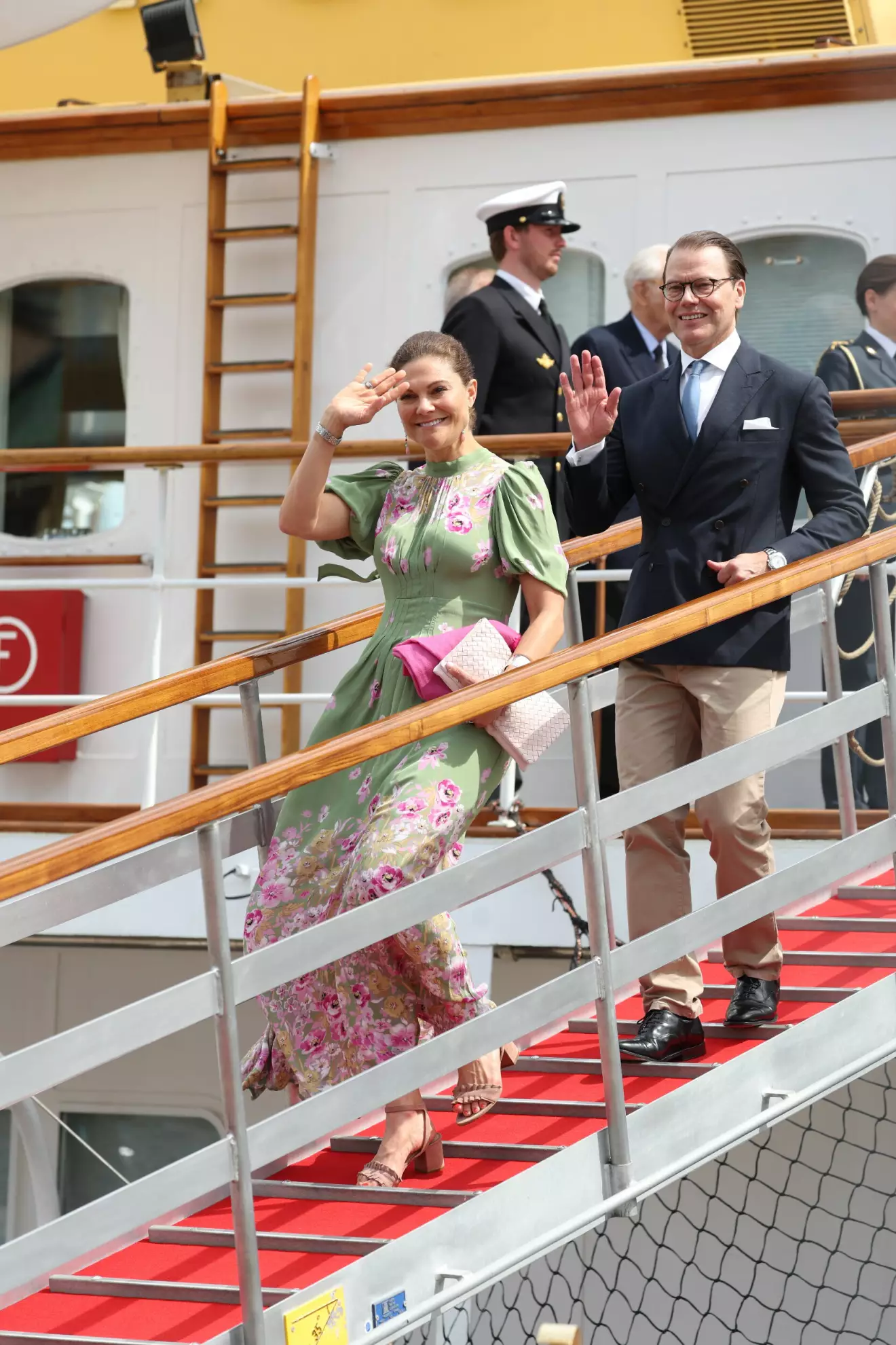 Kronprinsessparet lämnar det norska kungaskeppet