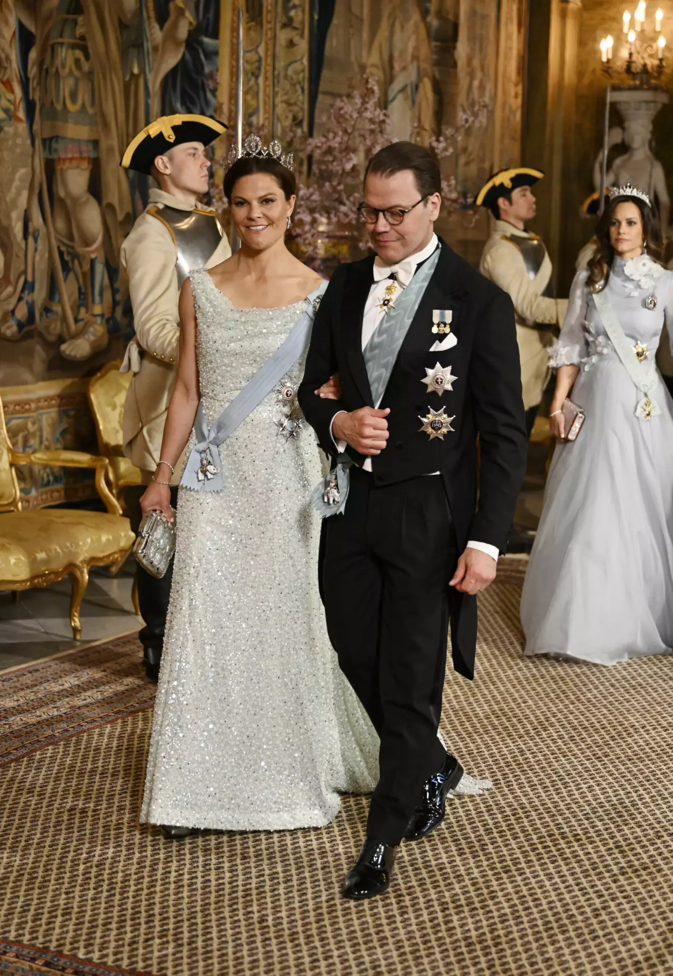 Kronprinsessan Victoria och prins Daniel anländer till banketten på Stockholms slott som kungaparet håller för Danmarks kungapar