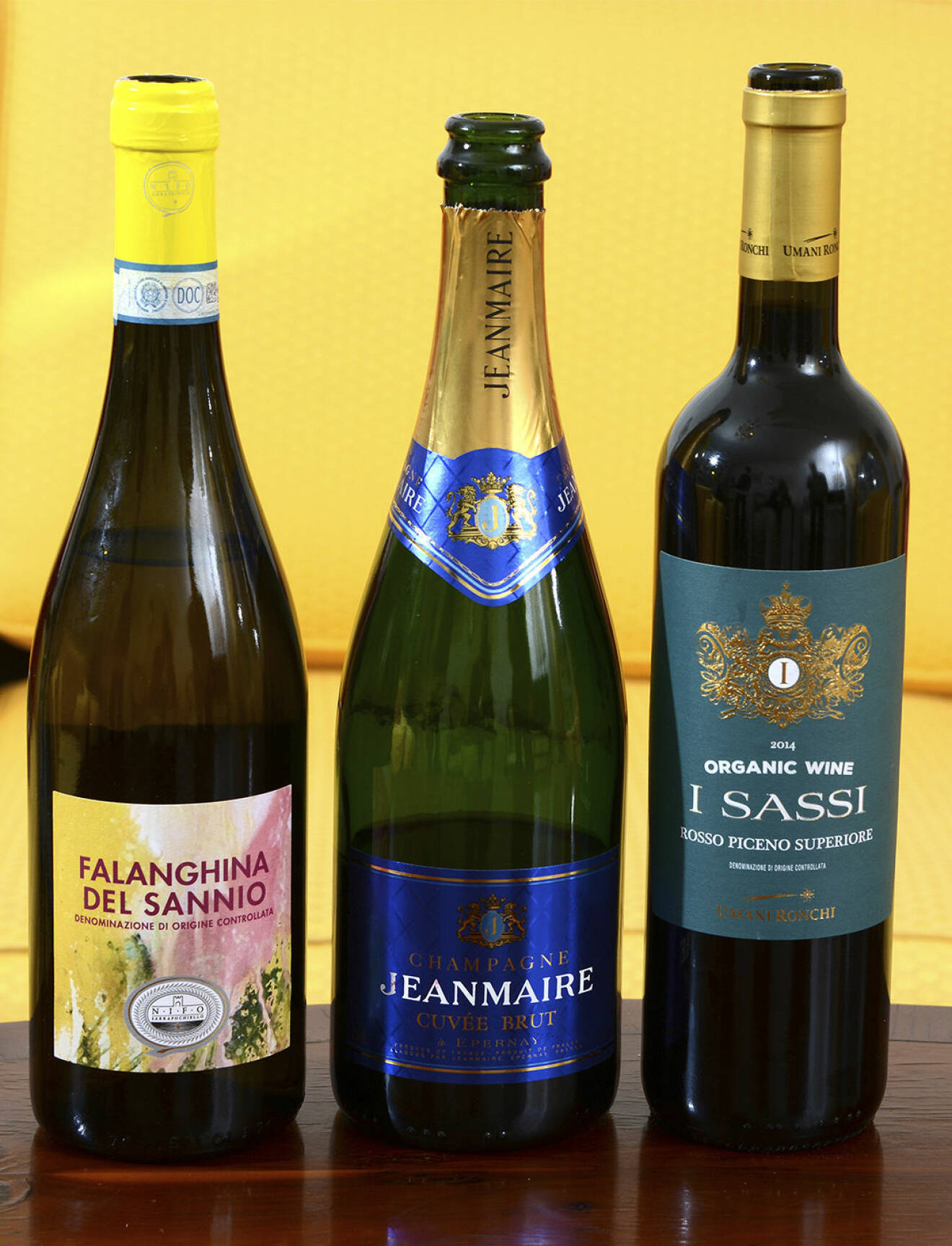 ekologiska viner, det vita Falanghina del Sannio och det röda I Sassi, båda från Italien. Drinken är den friska champagnen Jean Marie.