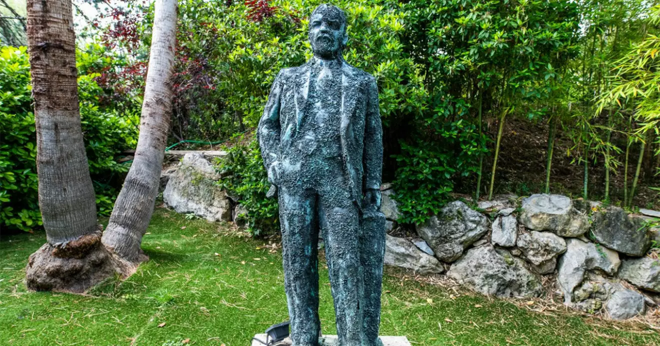 Staty med konstgjord patina i konstnärsträdgården.