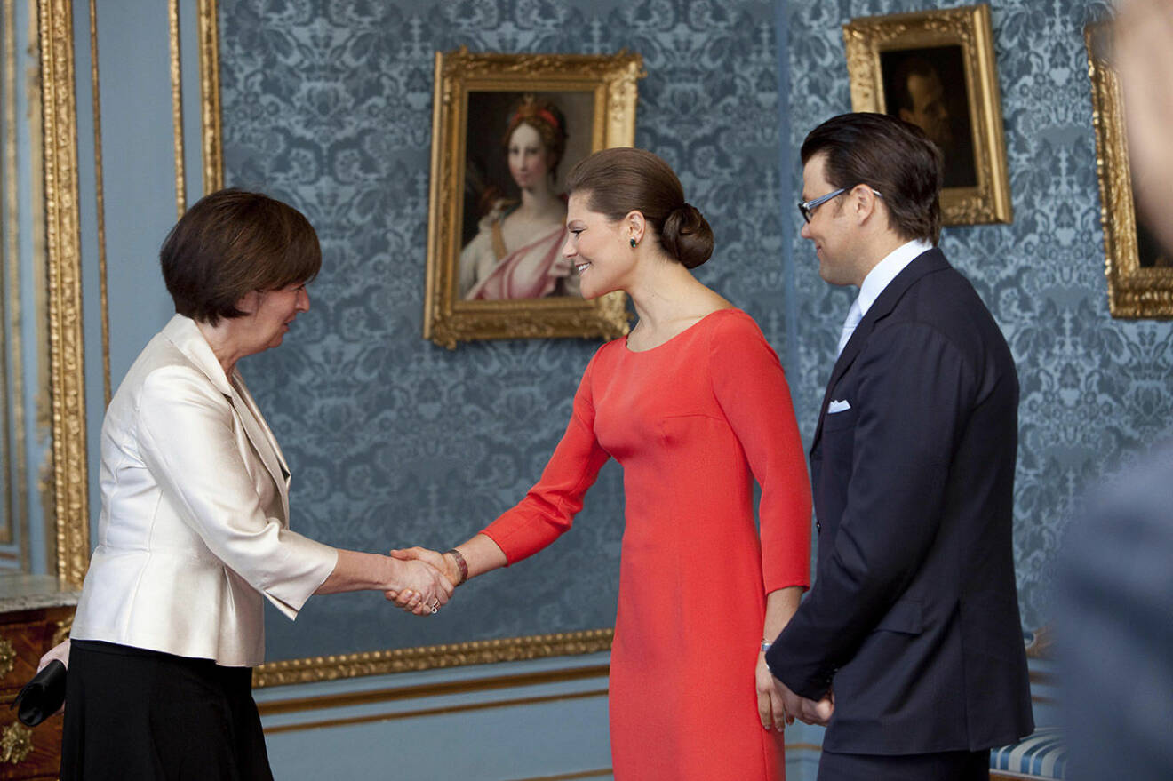Kronprinsessan Victoria och Daniel Westling tar emot gratulationer från Mona Sahlin.