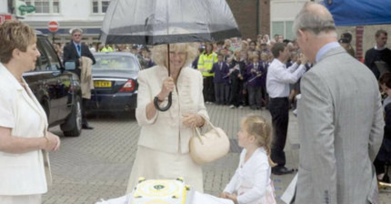 Camilla firades med tårta medan Charles tittade på