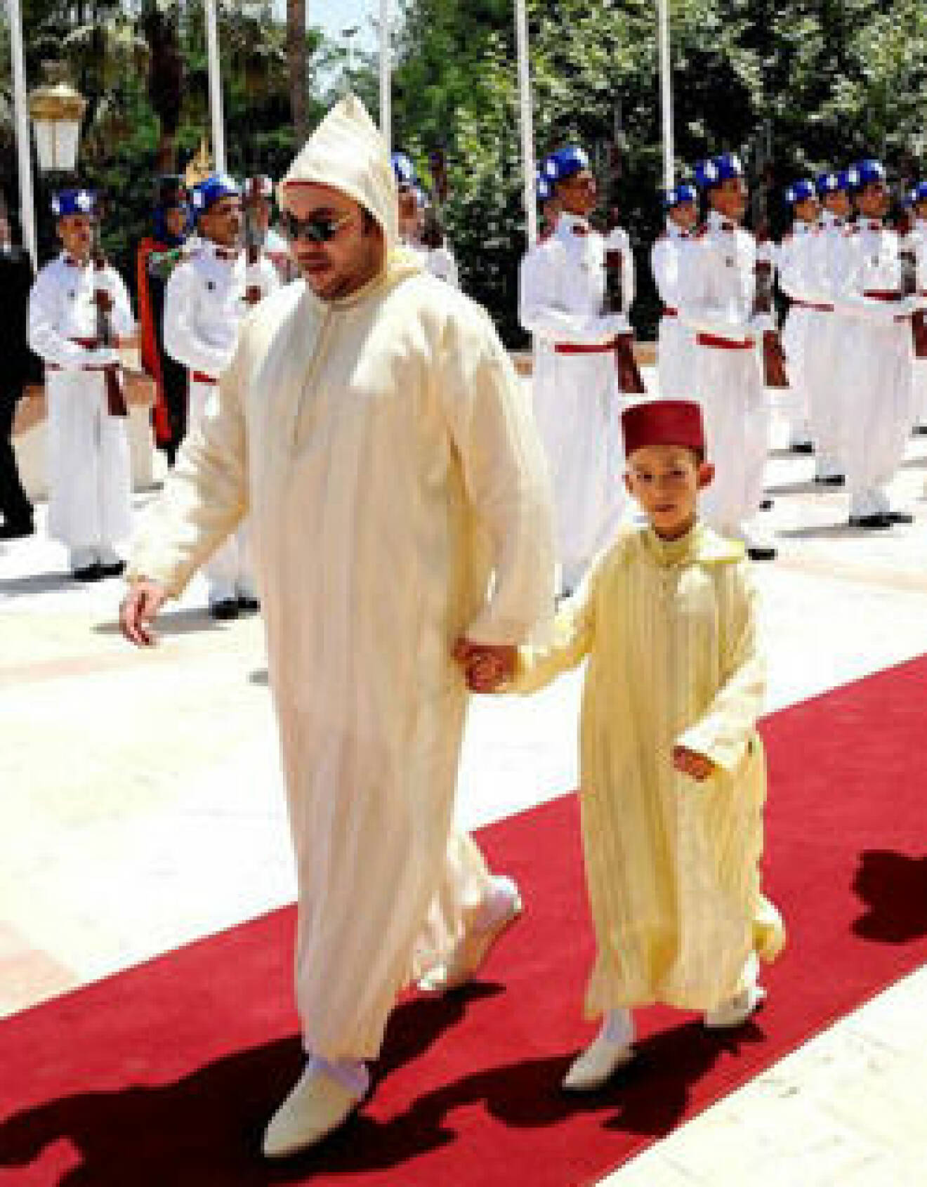 Här ser vi den marockanske kungen med sin son