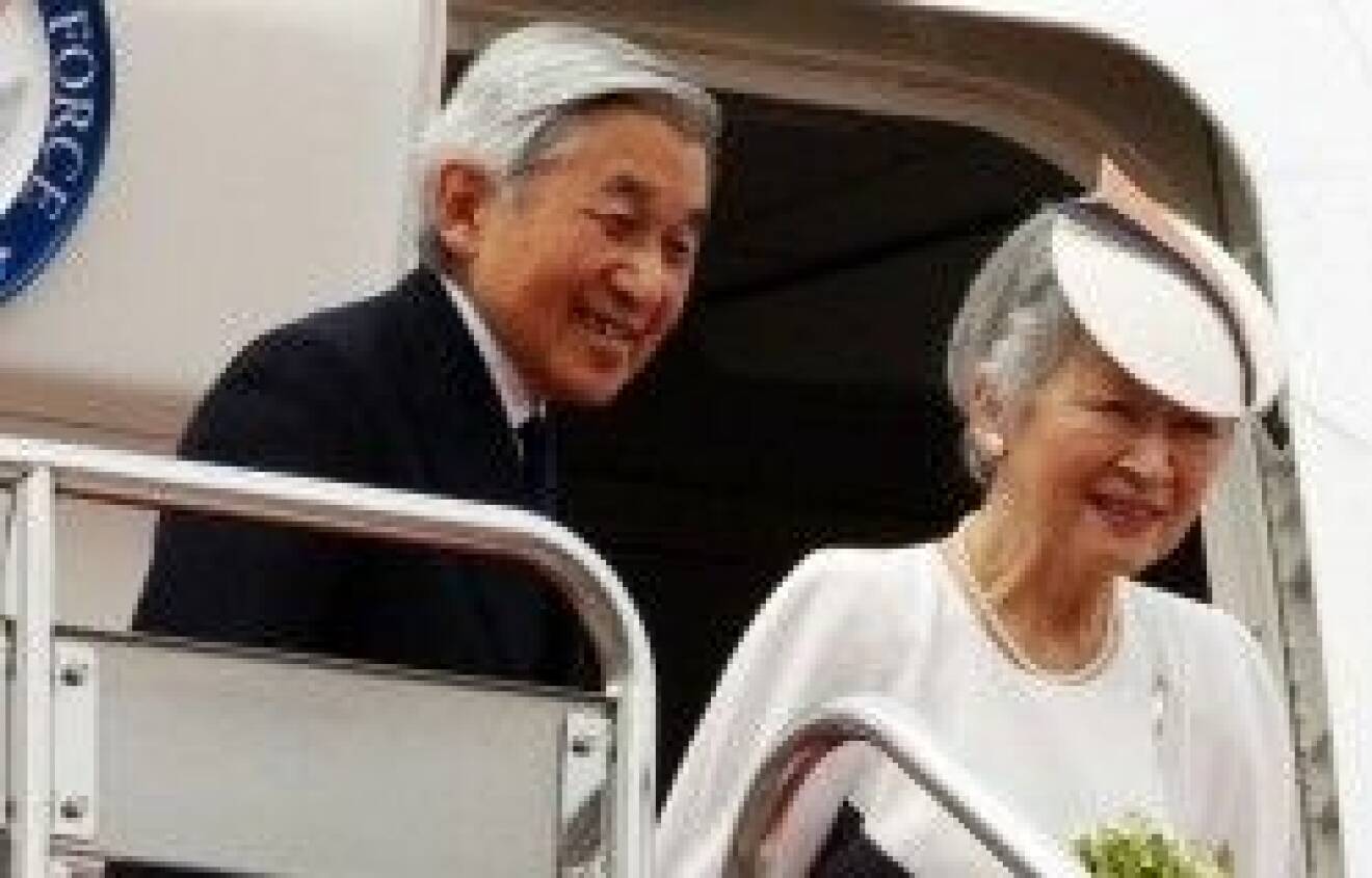 Den japanske kejsaren med maka kliver ombord på planet till Kanada.