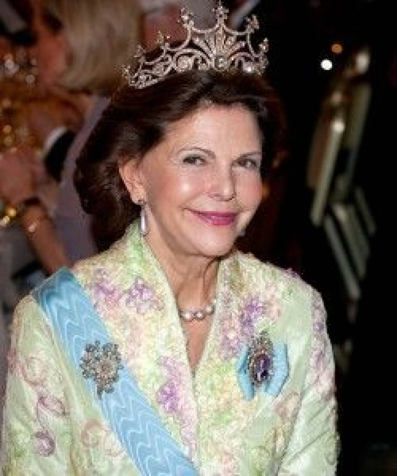 Drottning Silvia ler som oftast mot fotografernas blixtar.