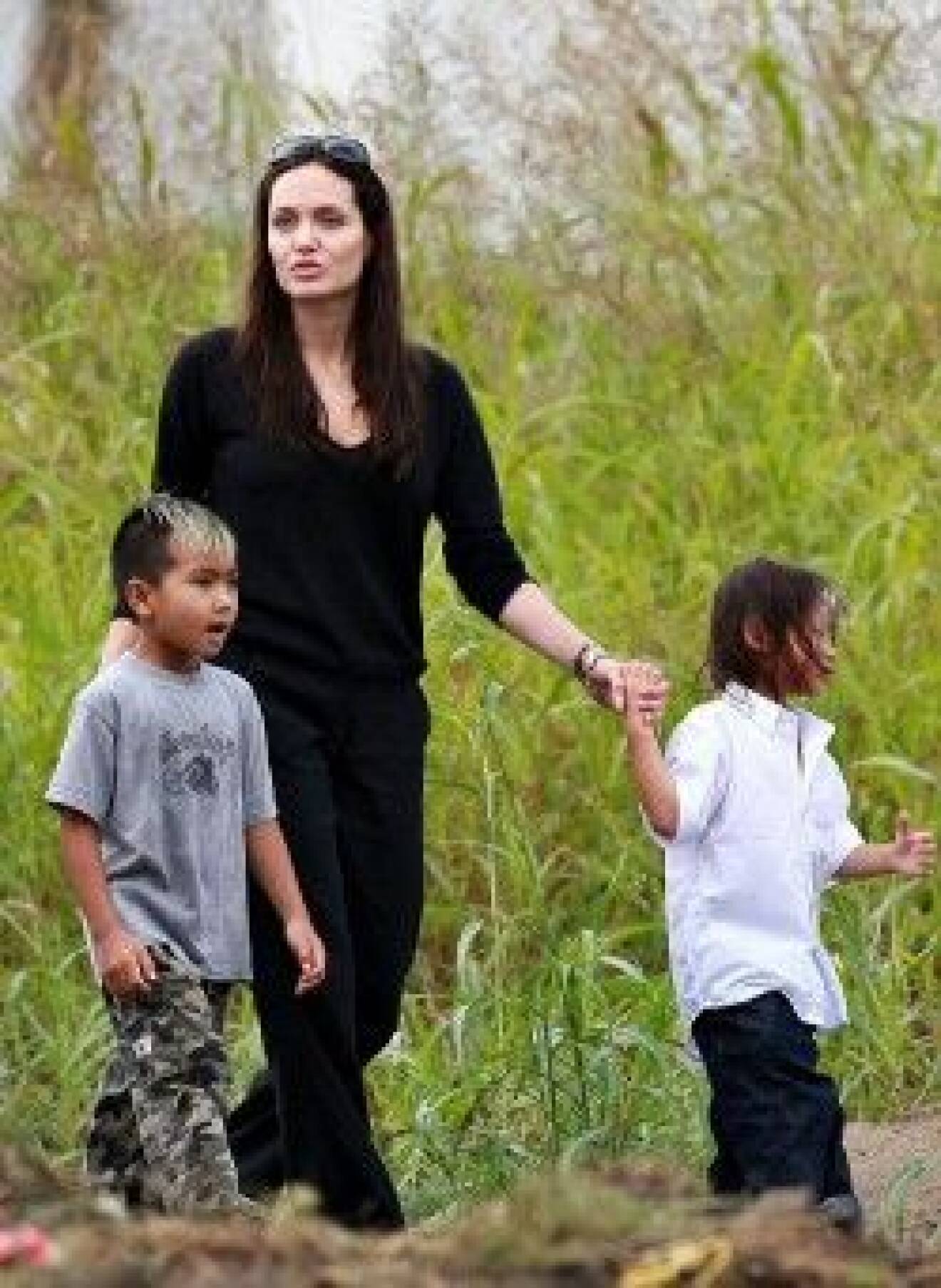 Angelina Jolie med adoptivbarnen Pax och Maddox.
