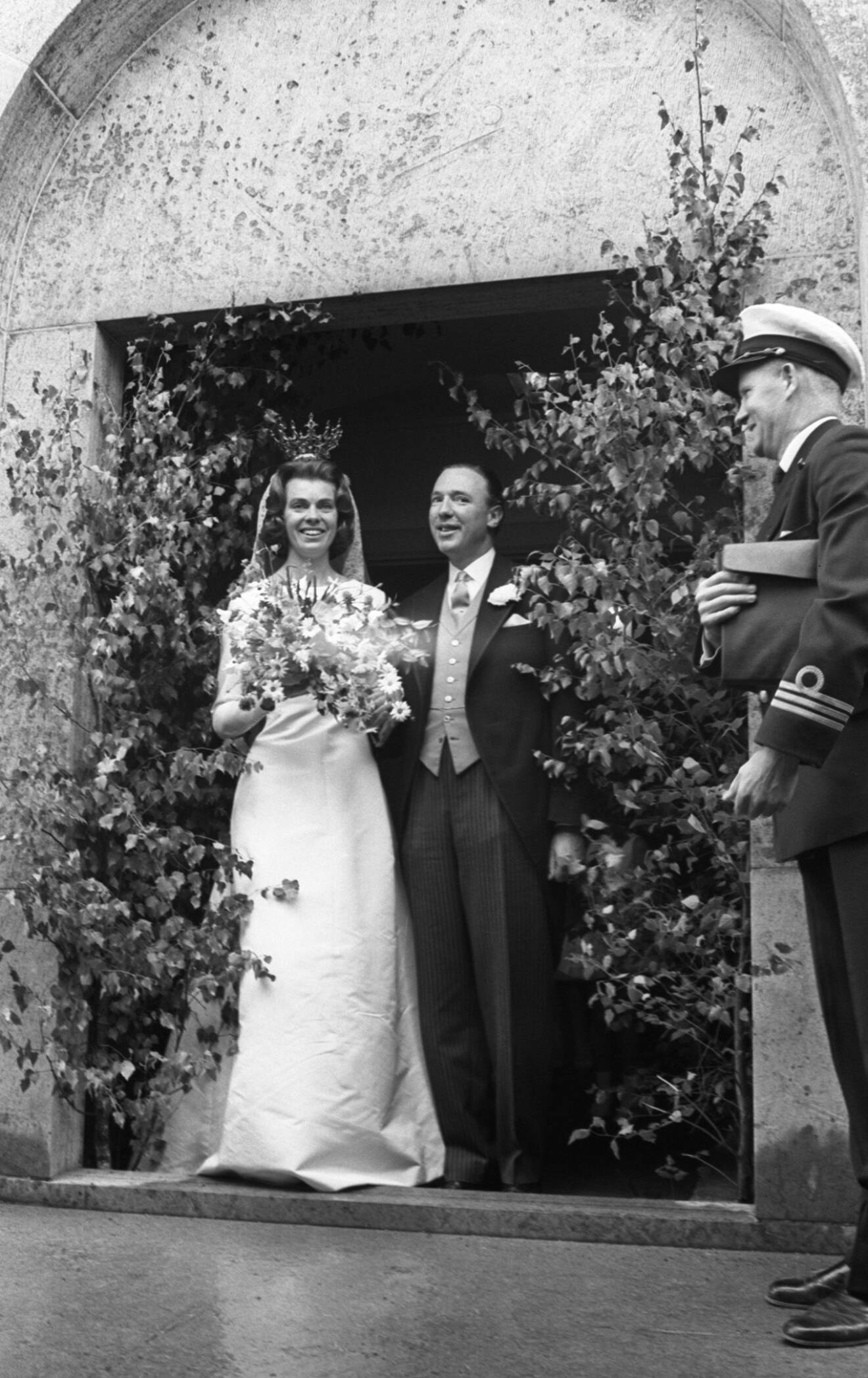Prinsessan Margaretha och nyblivne maken John Ambler från England på trappan till Gärdslösa kyrka. 