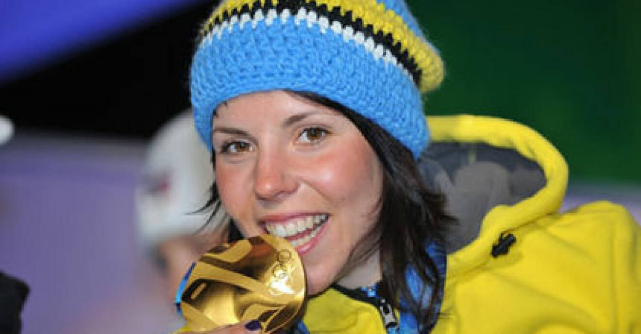 Charlotte Kalla med sin guldmedalj.