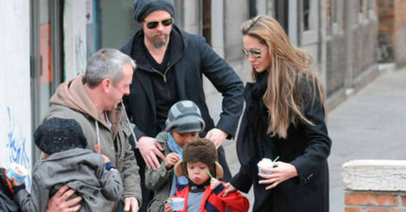 Brad och Angelina är med barnen i Venedig.