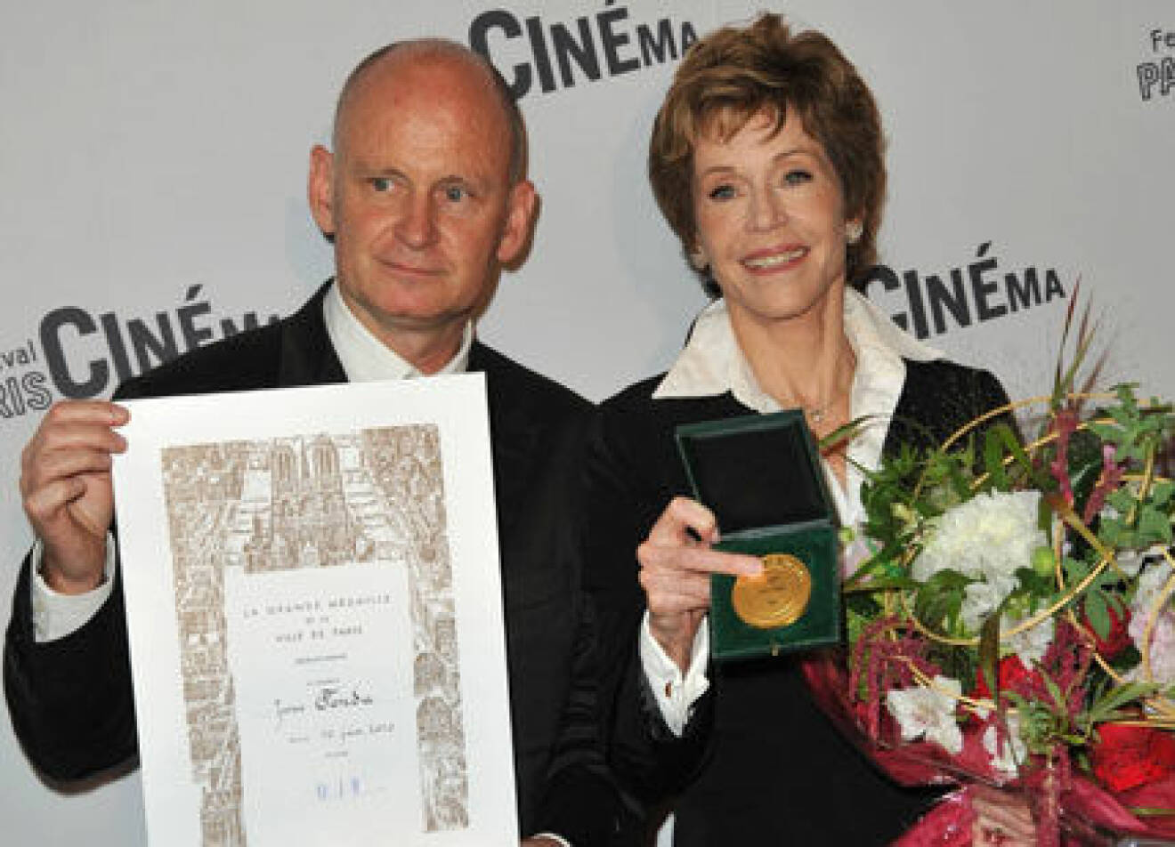 Jane Fonda fick medalj av Paris borgmästare.