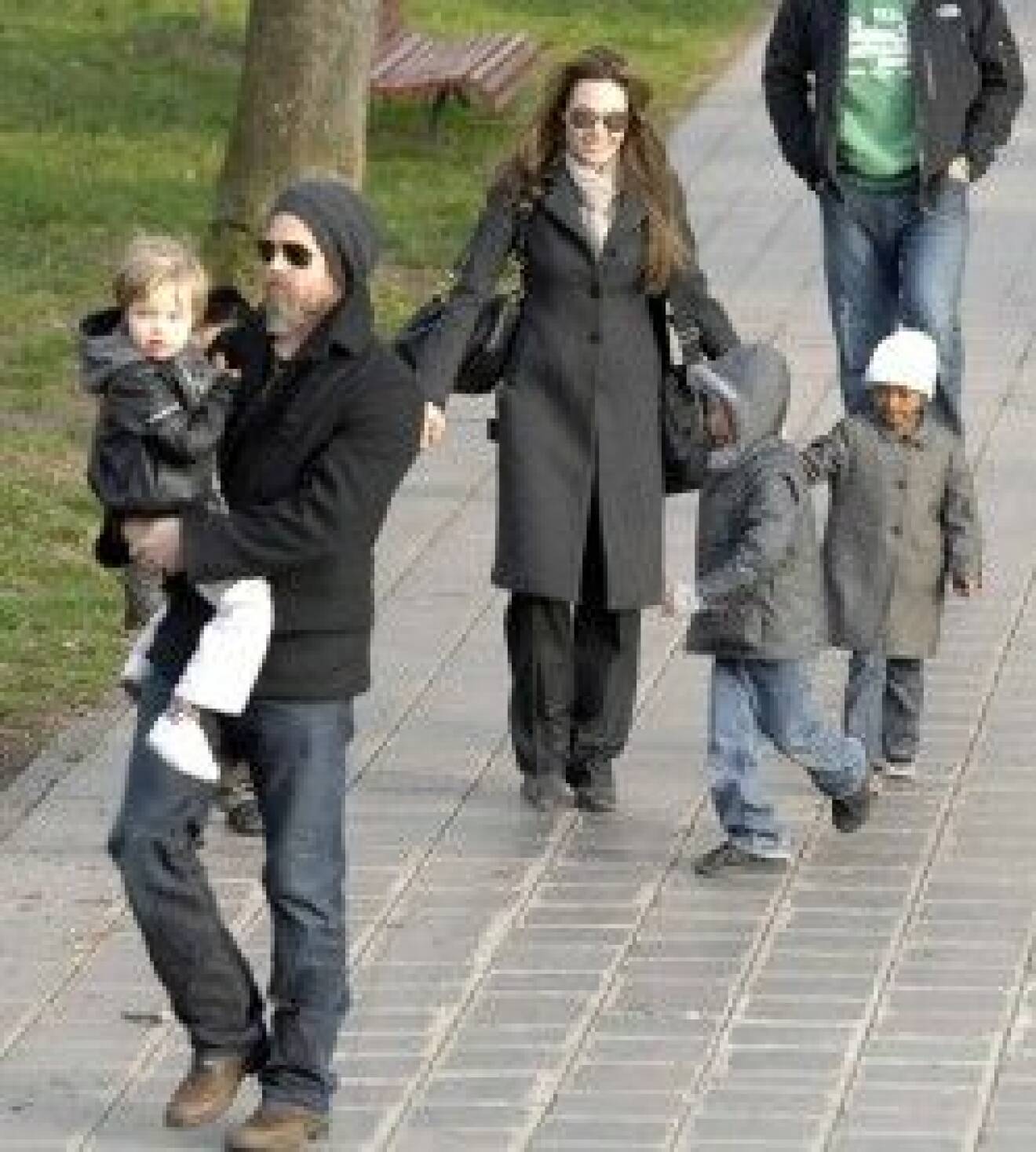 Brad Pitt och Angelina Jolie med tre av sina sex barn.