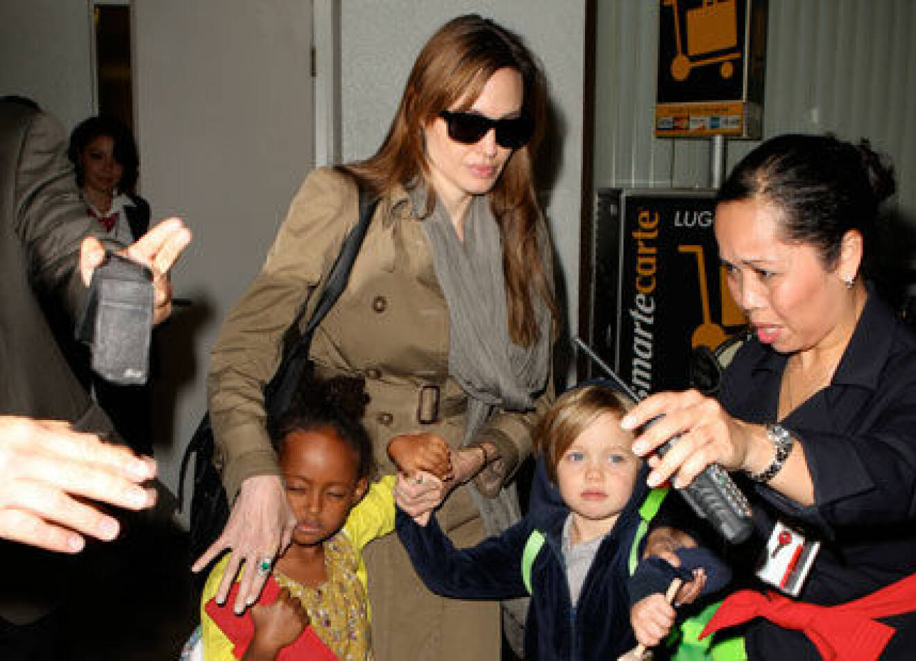 Angelina Jolie med några av sina barn.
