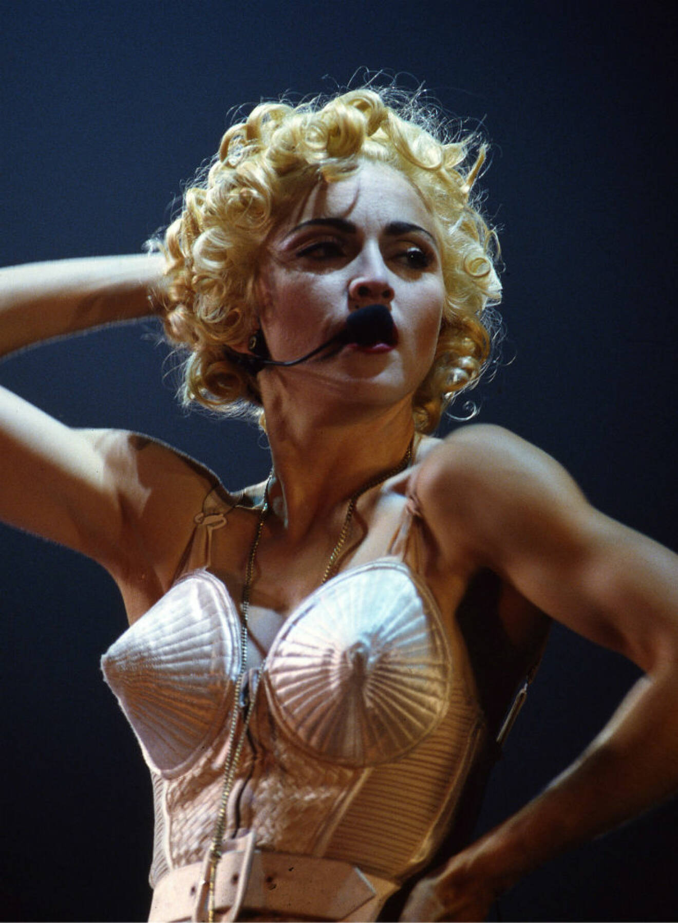 Jean Paul Gaultier designade den ikoniska strutbh:n som bars under Blonde Ambition-turnén 1990.