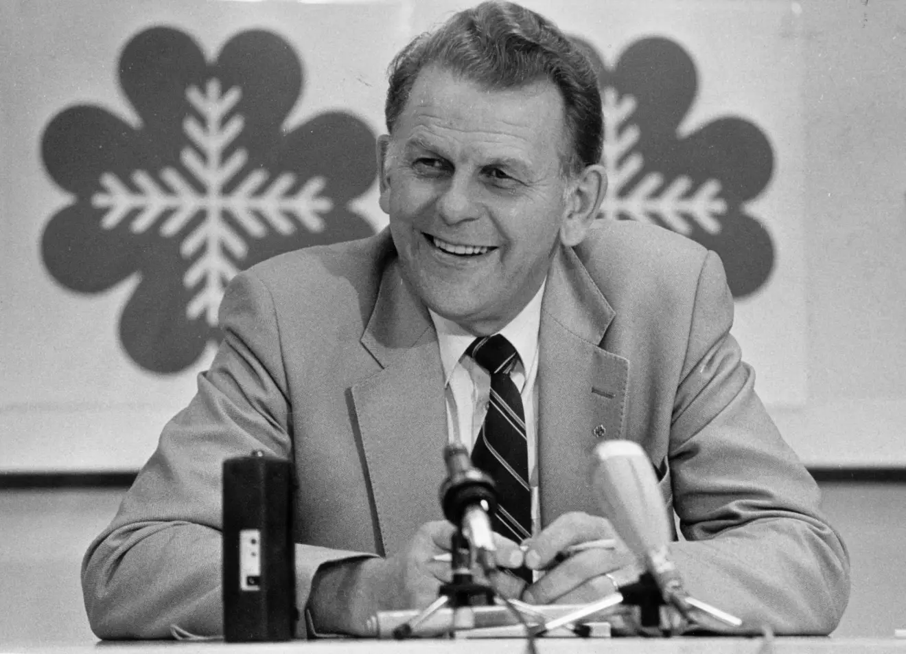 Thorbjörn Fälldin 1984 på en presskonferens. 