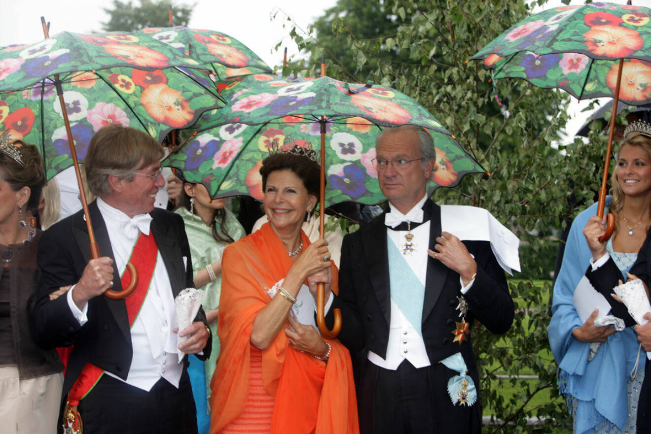 Kung Carl Gustaf med sin drottning Silvia som strålade i sinne och siden trots att regnet öste ner.