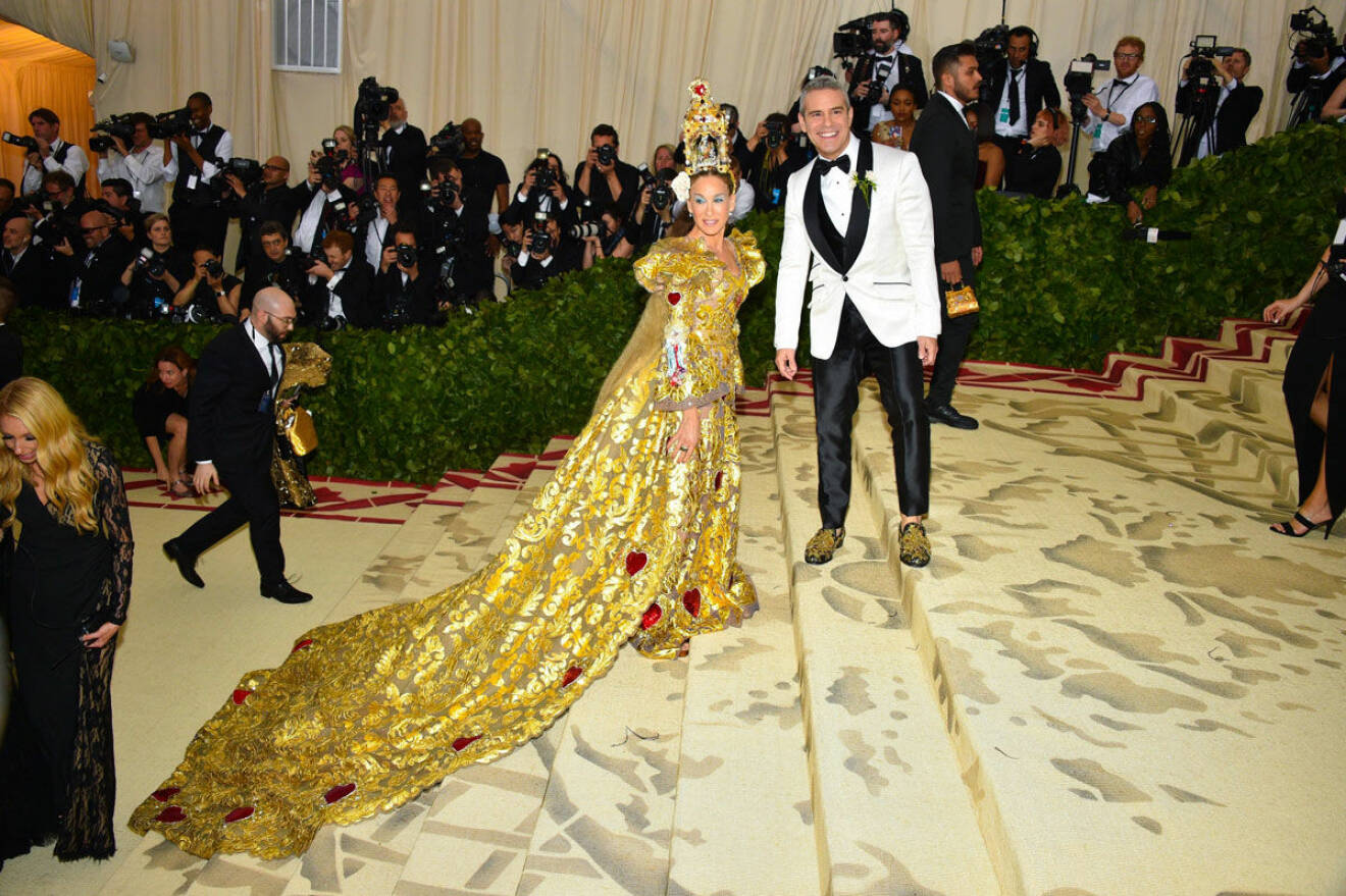 Wow, Sarah Jessica Parker strålar i klänning med vacker guldton! Klänningen är från Dolce & Gabbana!
