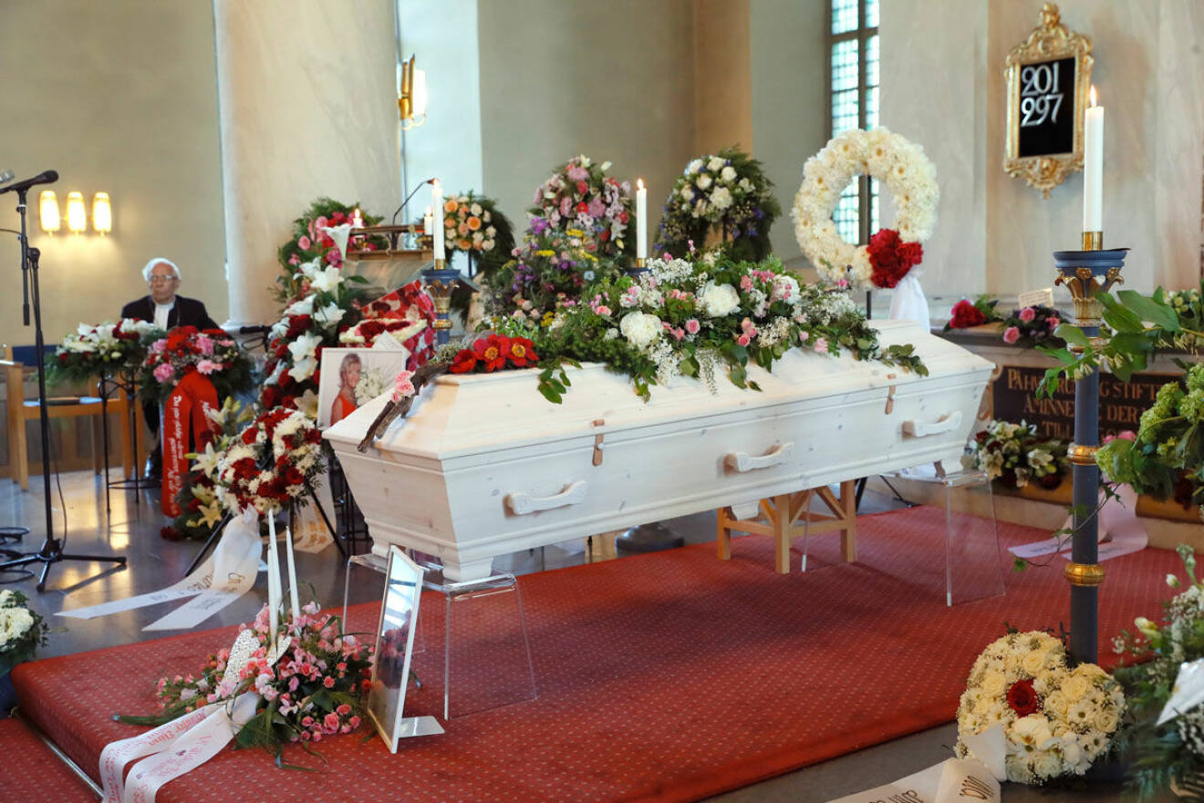 Mängder av blommor fyllde kyrkan under Lill-Babs begravning. 
