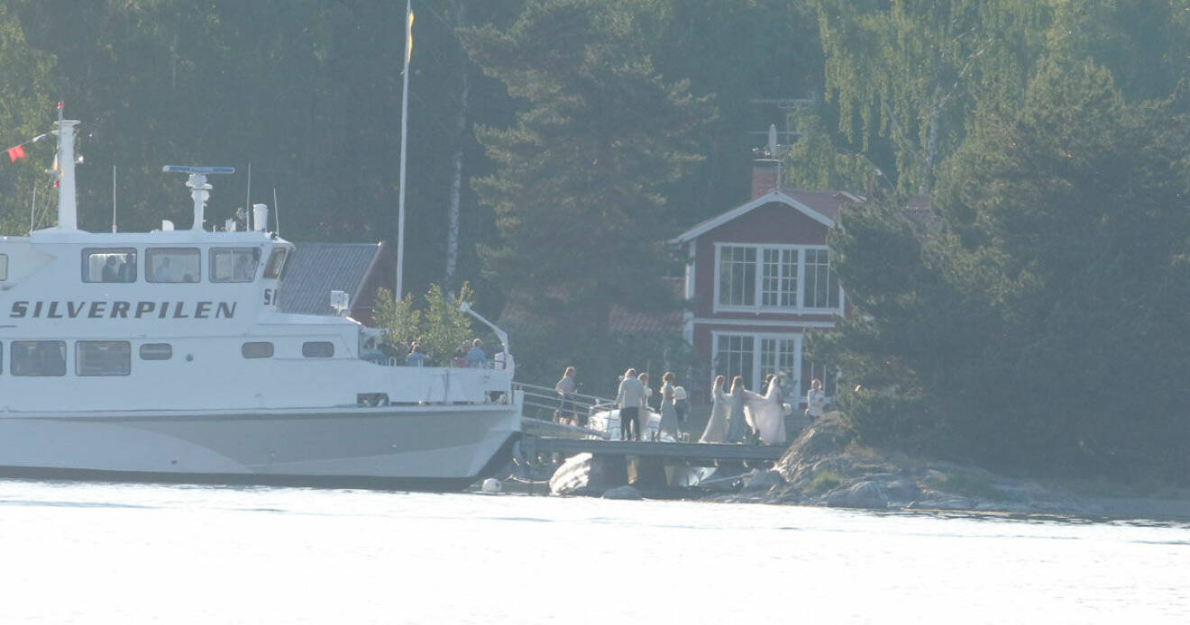 Efter vigseln i Hölö kyrka tog gästerna båten till Louise Gottliebs föräldrars sommargods