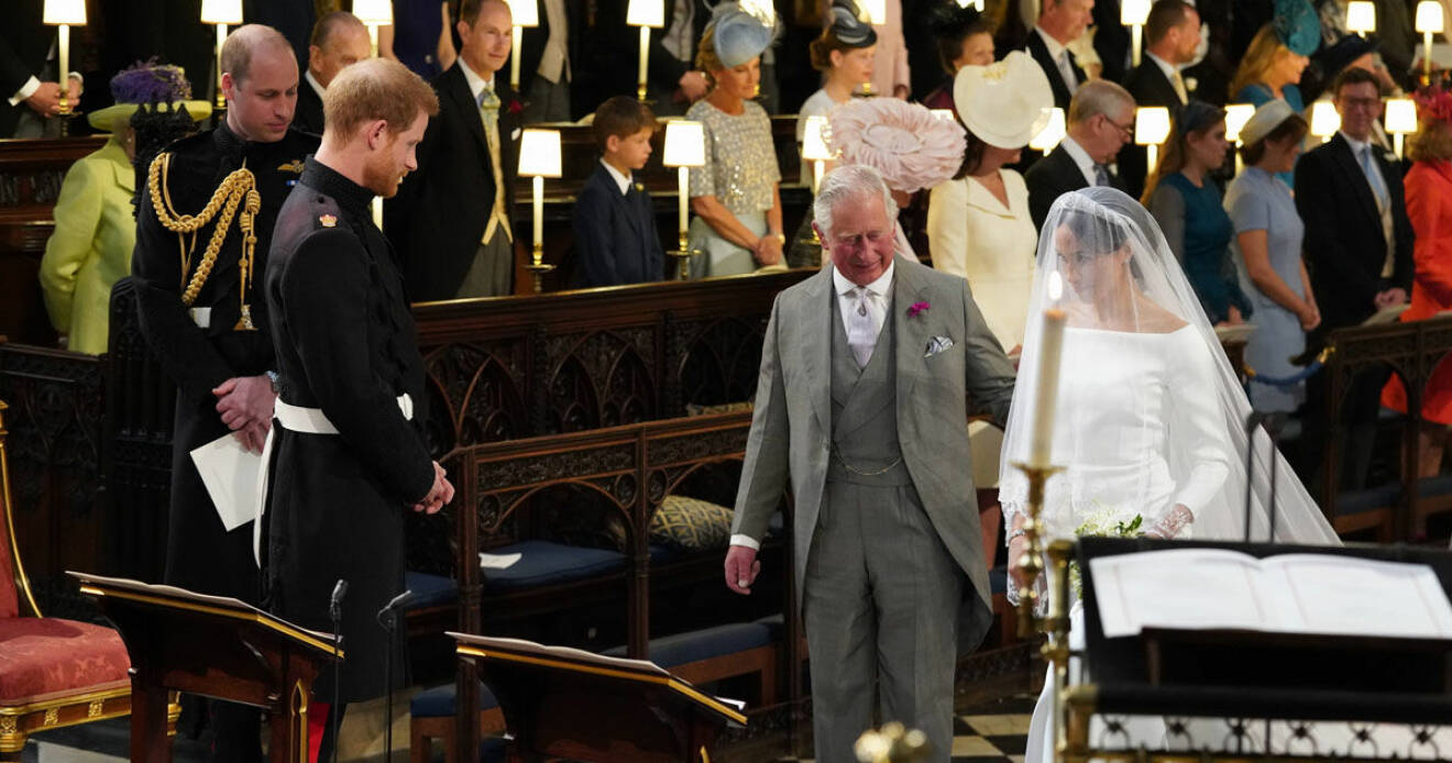 Prins Charles förde Meghan fram till altaret.