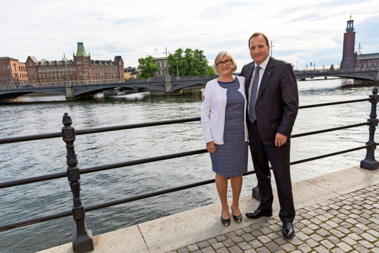 Ulla och Stefan Löfven poserar framför Mälaren i Stockholm