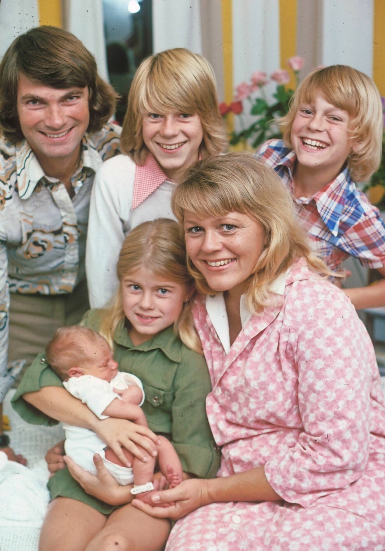 Klanen Wahlgren under 1970-talet. Pappa Hans, Peter, Niclas, Pernilla med minstingen Linus i famnen<br /> och så mamma Christina.