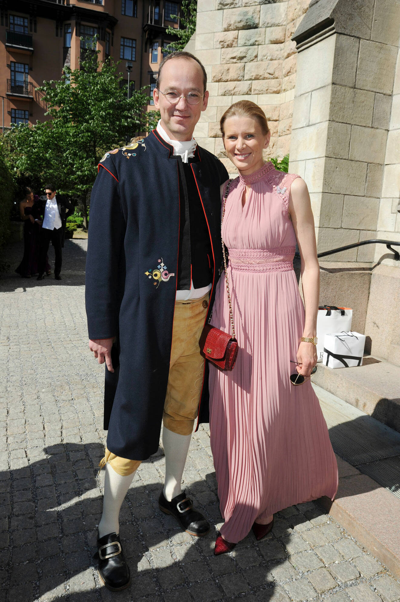 I folkdräkt kom Mikael Storåkers med hustrun Alexandra.
