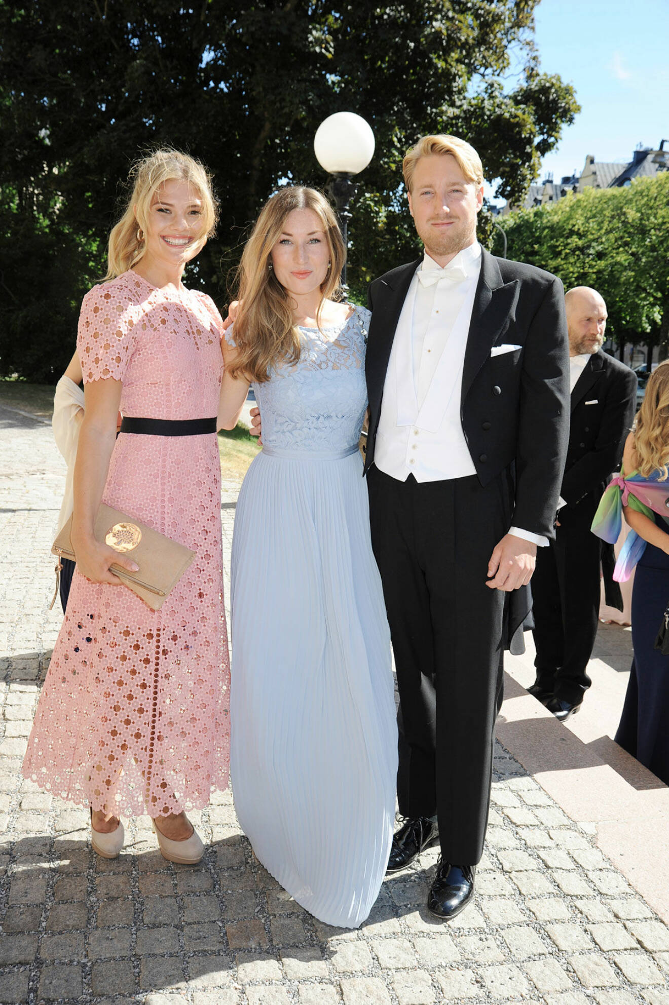 Goda vänner till brud- paret, Wera Henriksson, Clara Bergenstråhle och Petter Hylin.