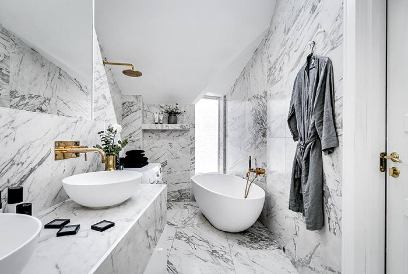 Margaux Dietz badrum i marmor och mässing