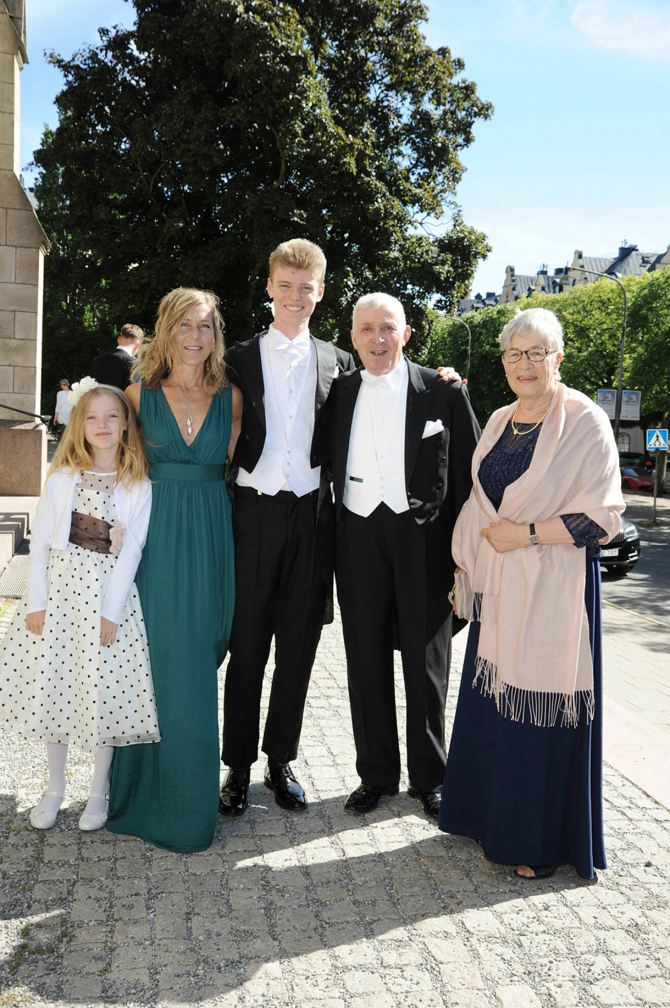 Elin med mamma Catharina Folkesson, Anton Folkesson samt brudens farföräldrar Lars och Solveig Alm.