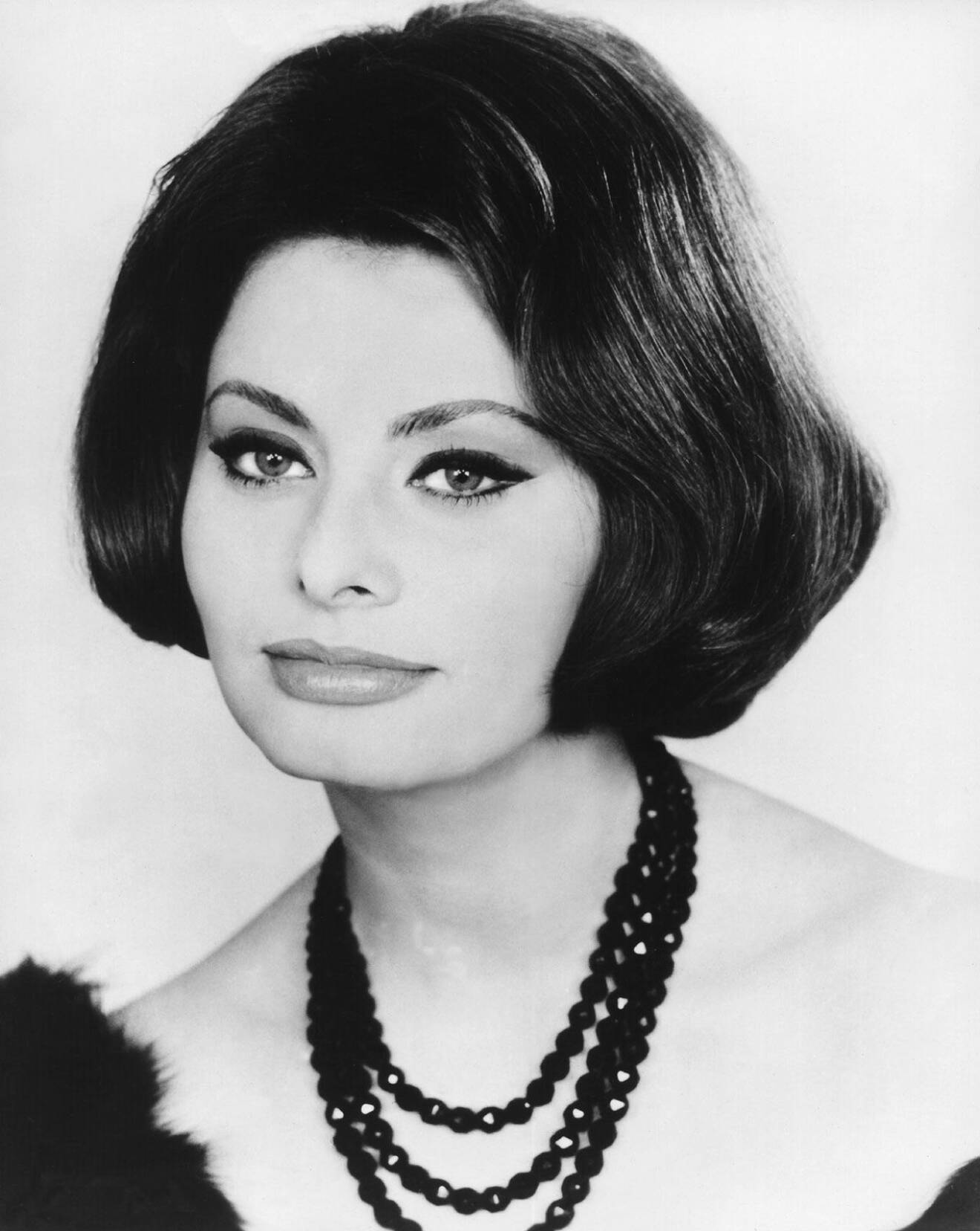 Sophia Loren i svart halsband.