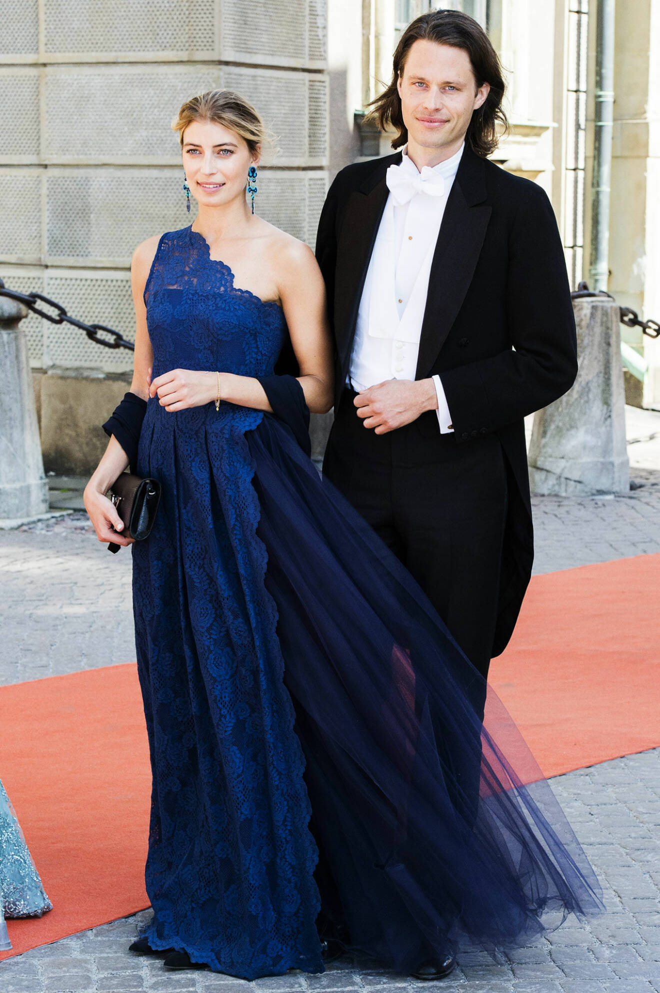 Här anländer Fredrik von der Esch och Cecilia Forss till prins Carl Philips bröllop.