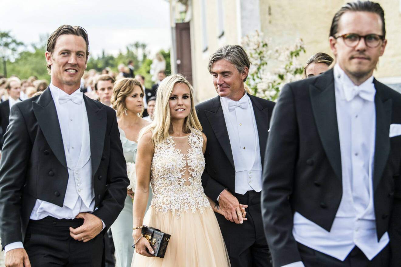 Sofi är även nära vän med prinsessan Madeleine. Här är Sofi och hennes pojkvän Filip Engelbert på bröllop, Madeleine går precis bakom.