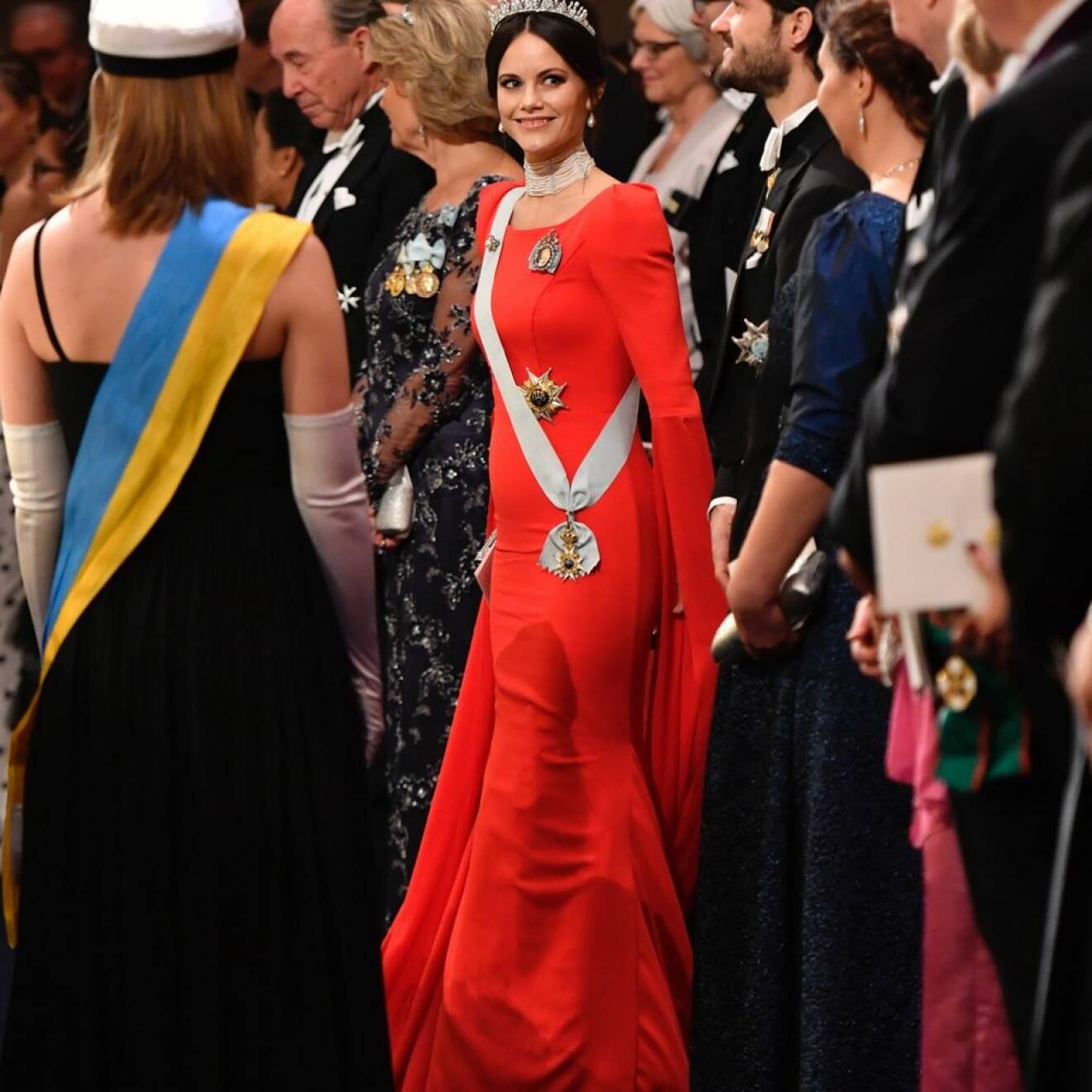 Prinsessan Sofia bar en röda klänningen under Nobel 2018