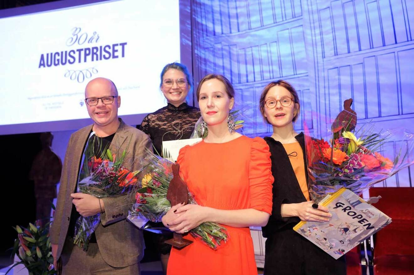 Alla Augustvinnarna 2018, från vänster: Magnus Västerbro, fackbok, Linnea Axelsson, skönlitterärt, Emma AdBåge, barn & ungdom. Längst bak Linn Spjuth, Lilla Augustpriset.