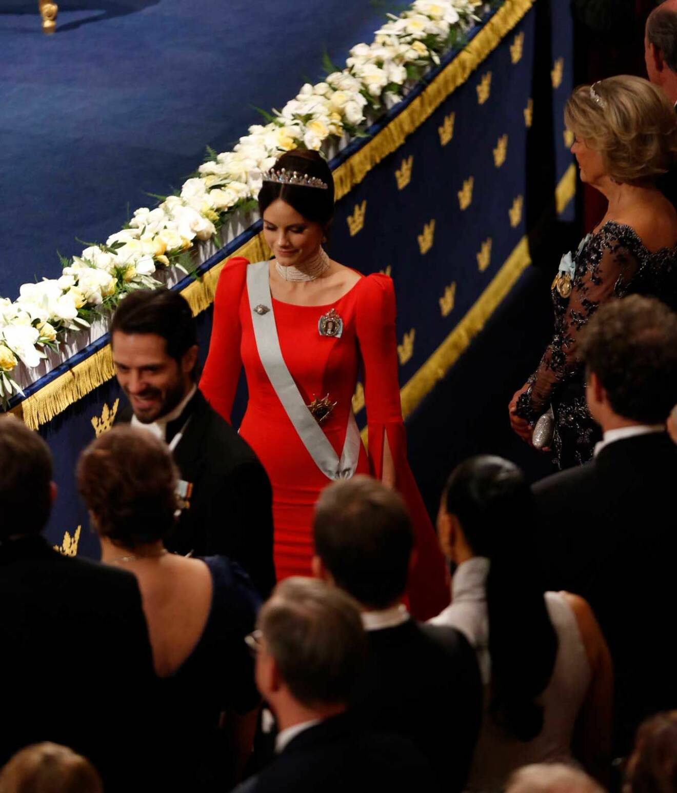 Prinsessan Sofia i röd klänning och tiara