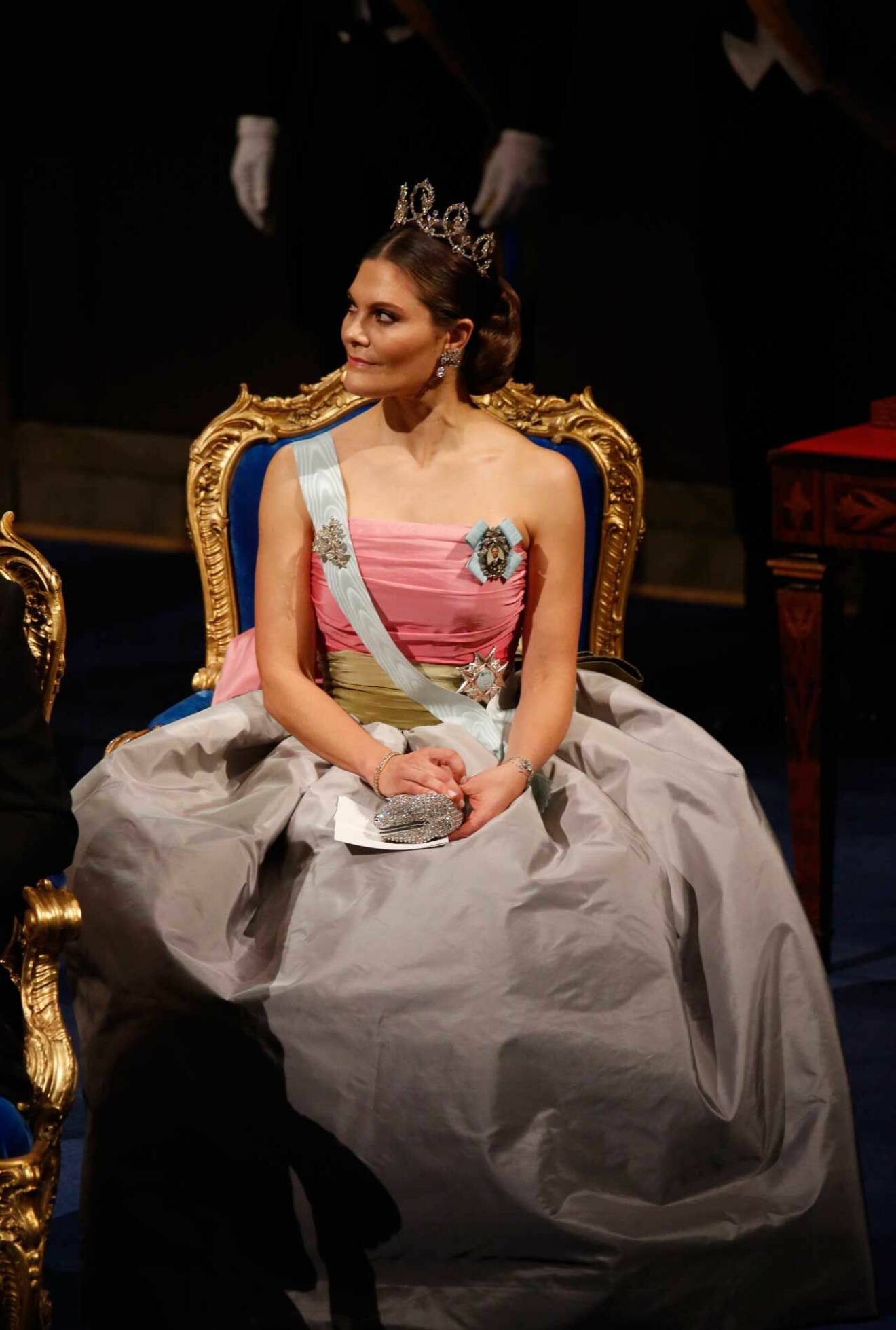 Kronprinsessan Victoria på Nobel i drottning Silvias klänning