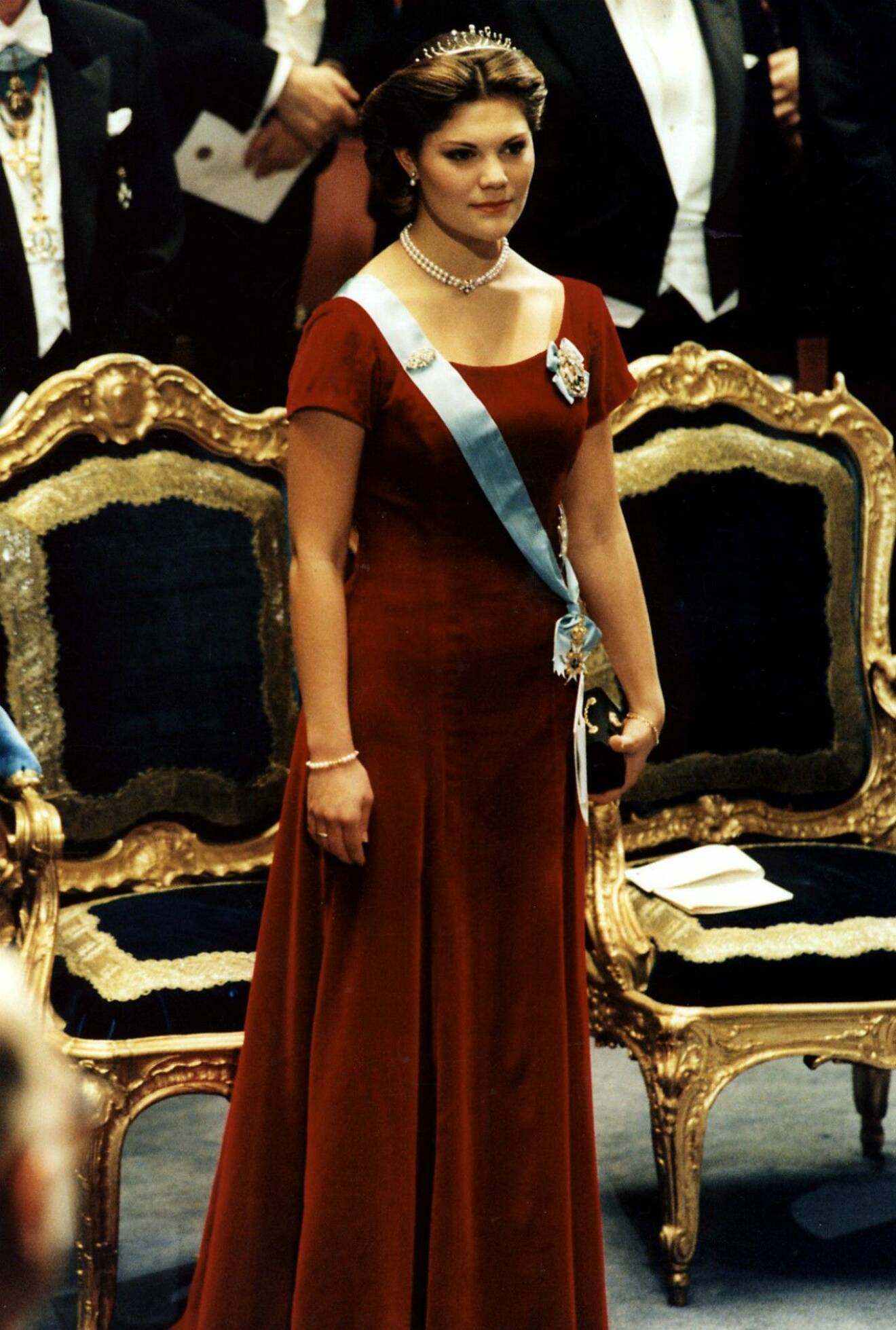 Kronprinsessan Victoria i röd sammet under nobel 1995