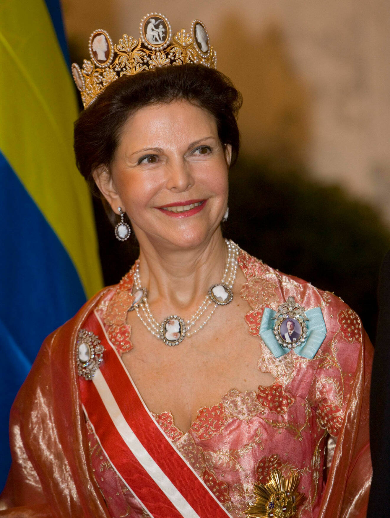 Drottning Silvia bar Kamédiademet under statsbesöket i Österrike 2007.