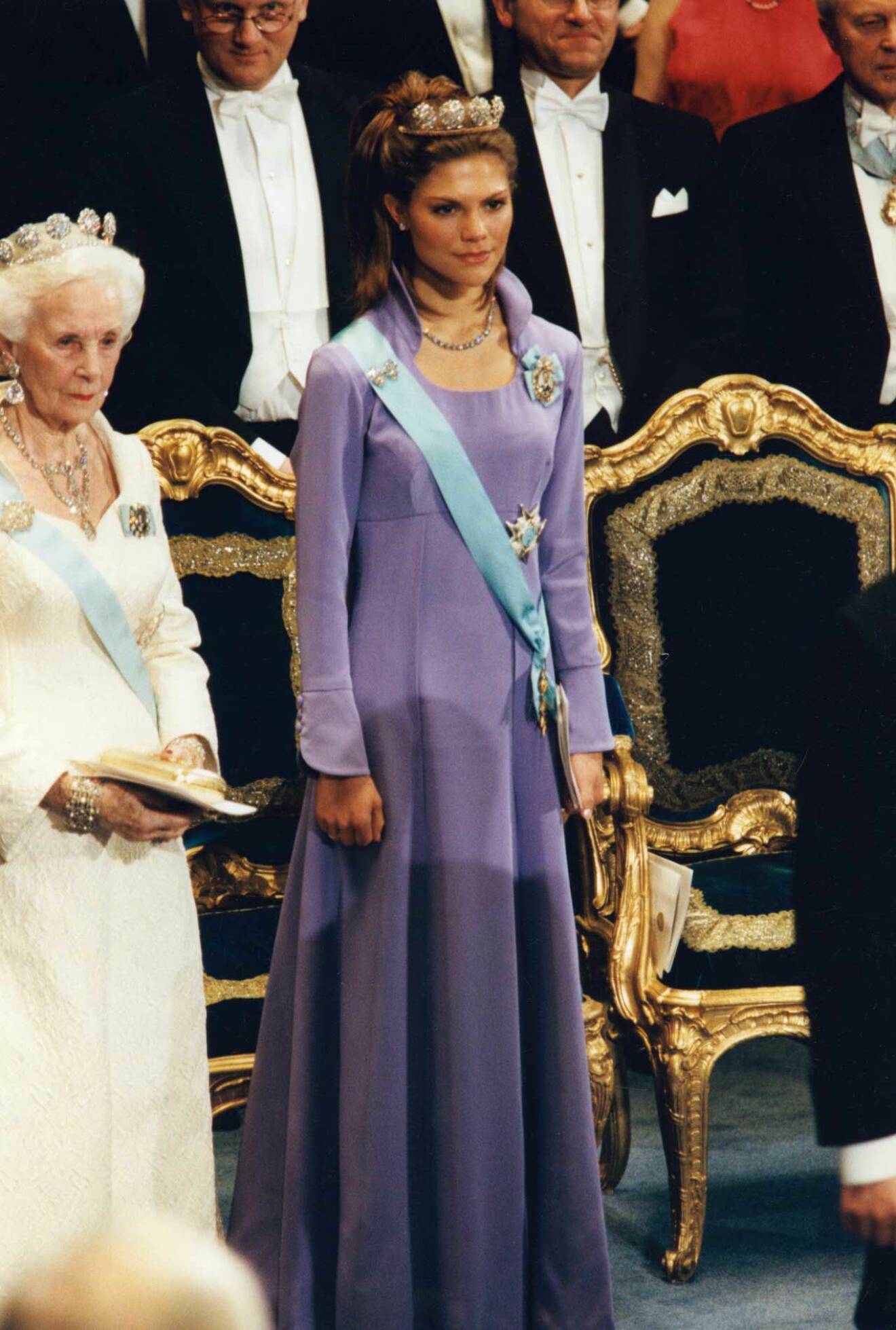 Kronprinsessan Victoria bar en lila klänning från Göran Alfredsson på nobel 1997 