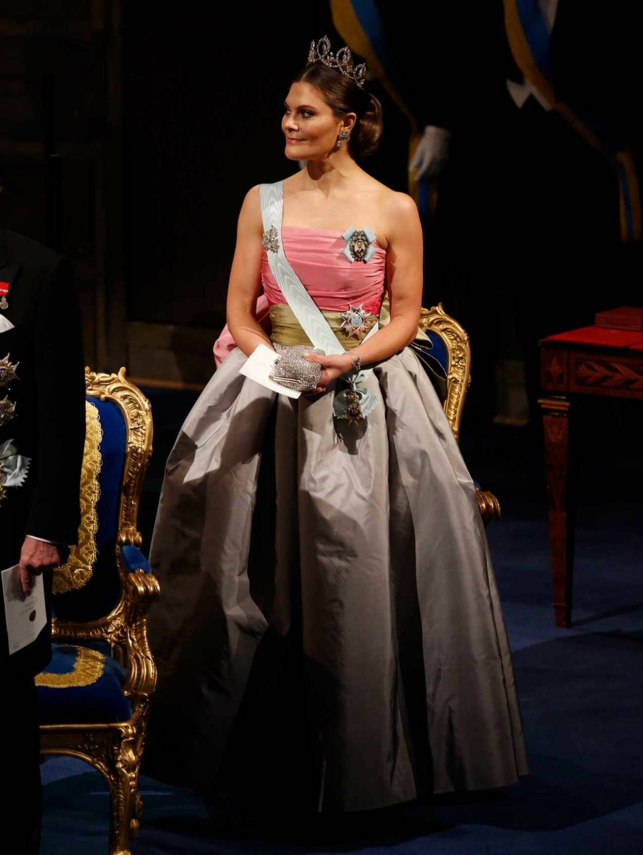 Kronprinsessan Victoria gjorde entré i drottning Silvias gamla Nobelklänning