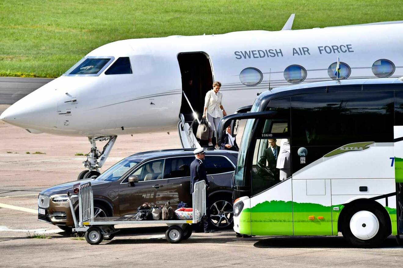 När kungligheterna landar på Arlanda står bilarna redo att ta emot.