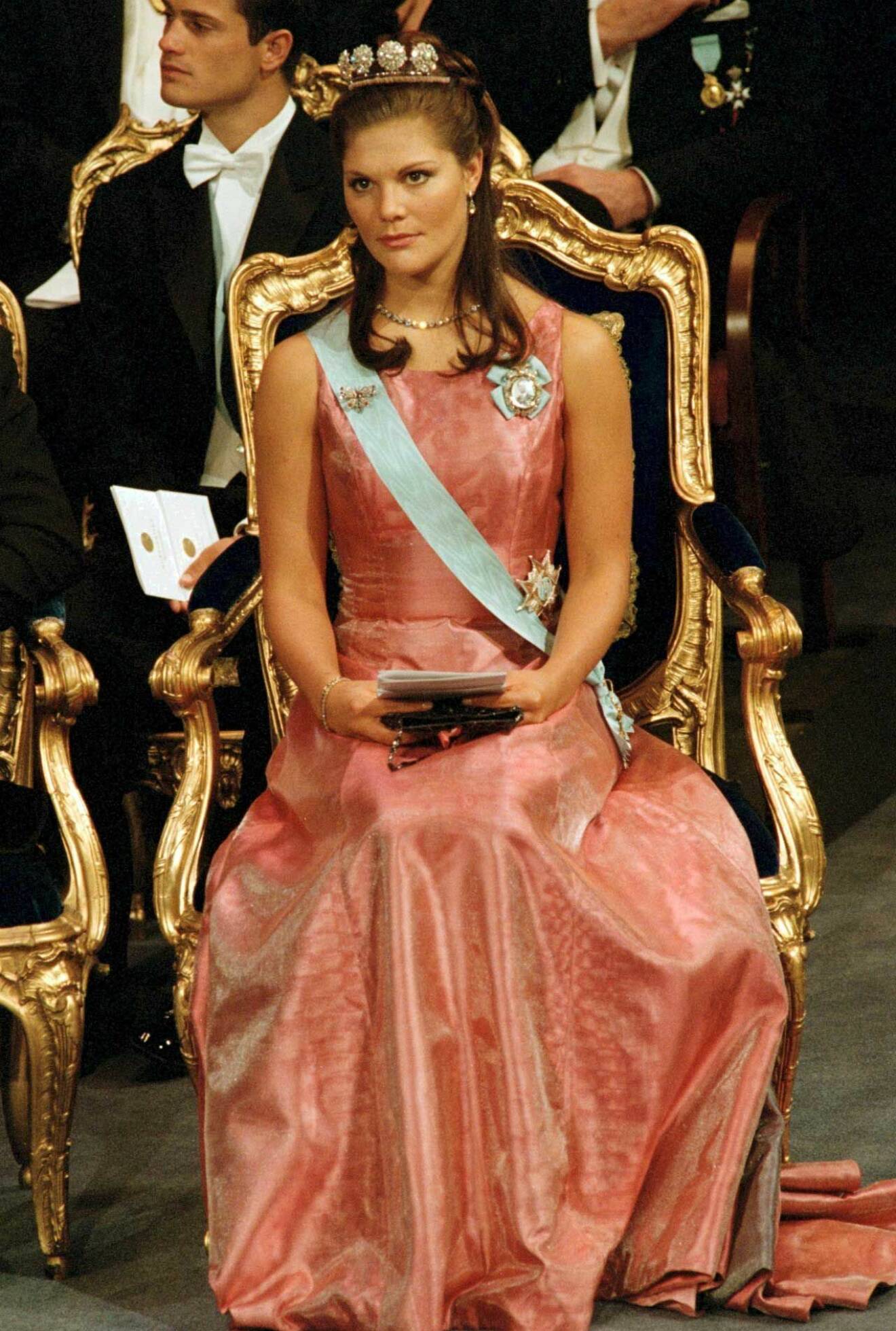 Kronprinsessan Victoria bar en rosa klänning från Lars Wallin på nobel 2000