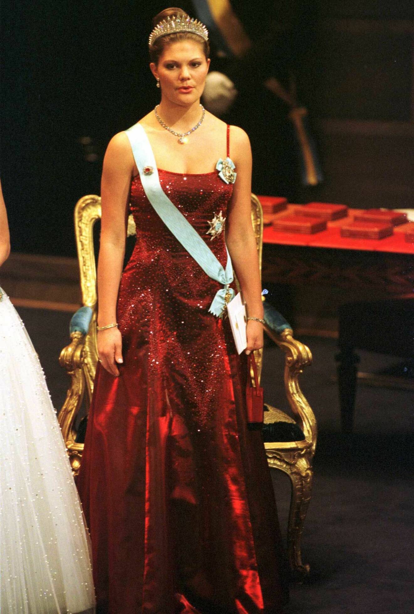 2001 hade kronprinsessan Victoria hade en röd sidensatin från Lars Wallin på nobel