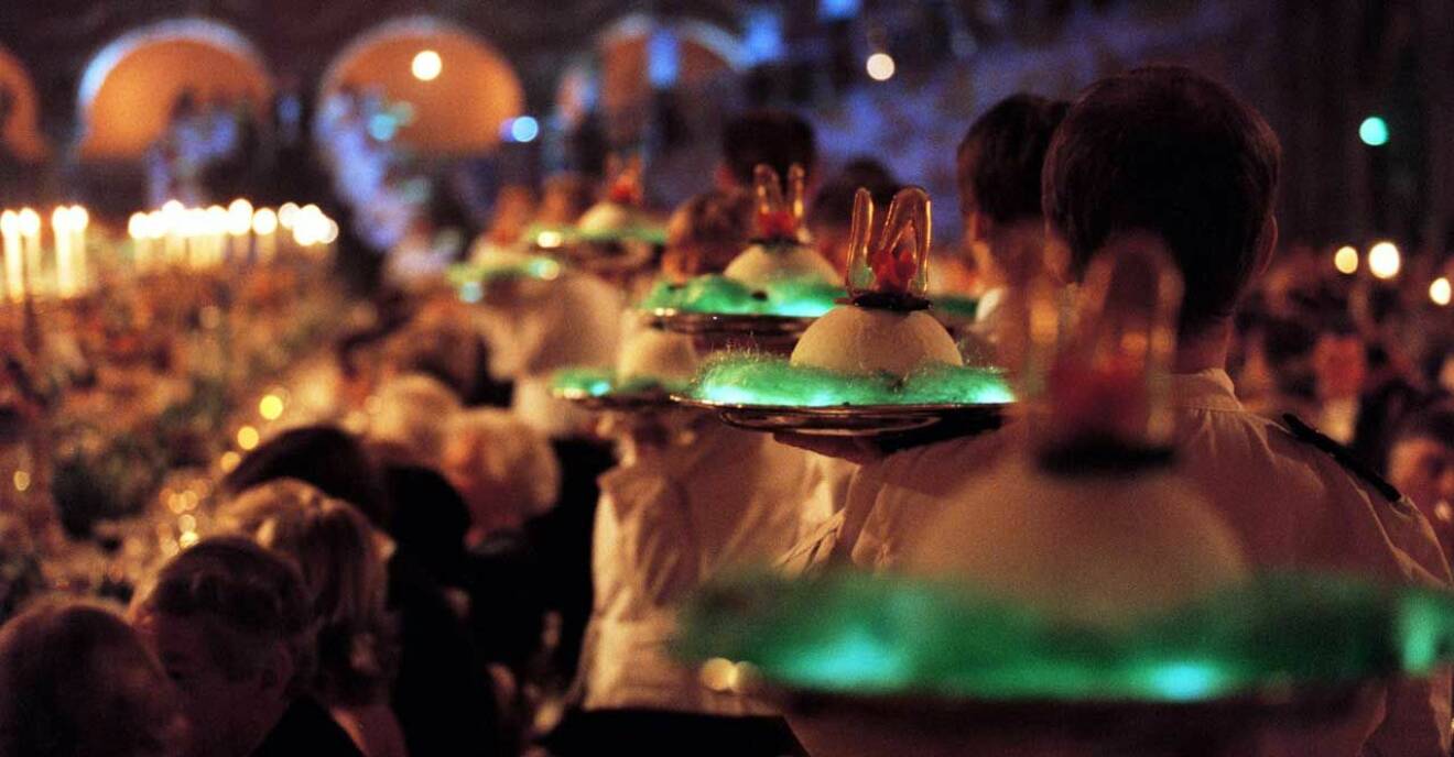 Vaniljglass med lingonsorbet serverades på ett häftigt sätt under Nobelmiddagen år 2000. 