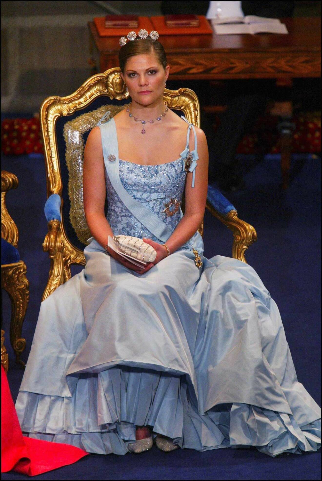 Kronprinsessan Victoria hade en isblå klänning från Lars Wallin på nobel 2003