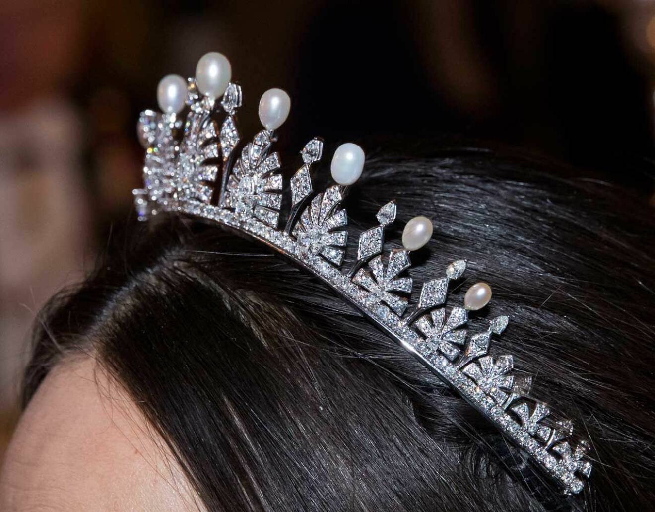 Närbild på prinsessan Sofias bröllopsdiadem på Nobelfesten 2017 med pärlor