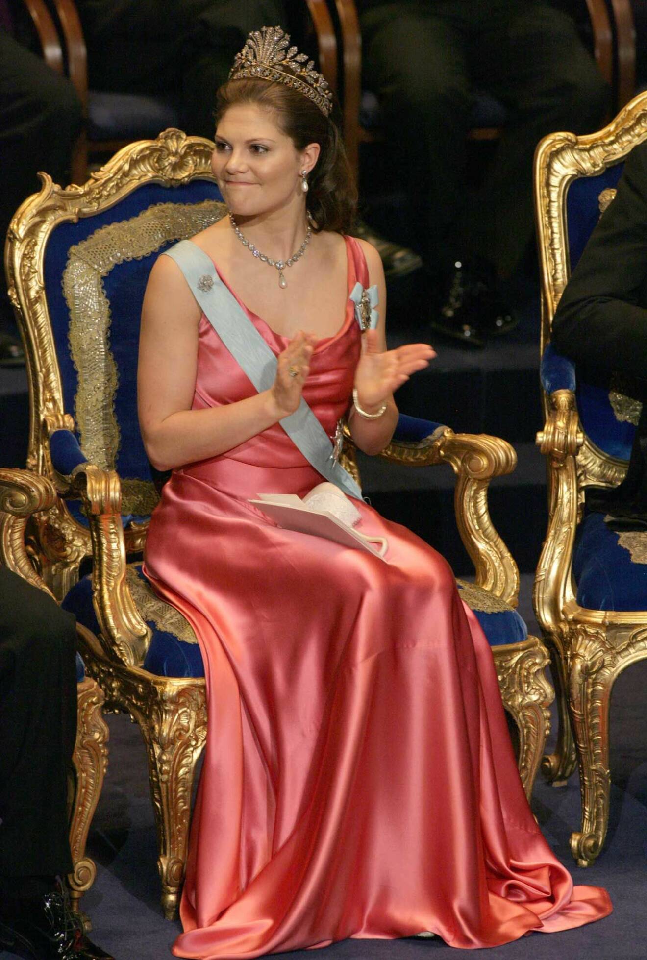 På nobel 2004 bar kronprinsessan Victoria en rosa sidenklänning