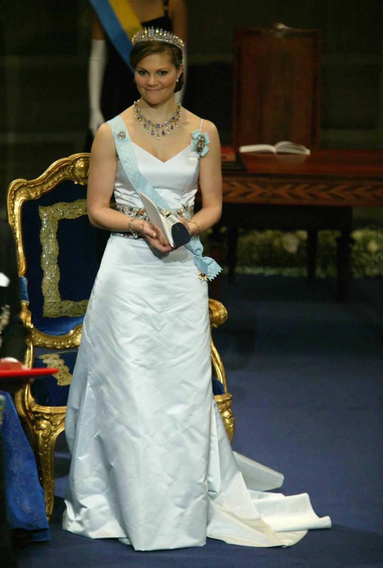 På nobel 2005 bar kronprinsessan Victoria en vit klänning med glittrigt skärp