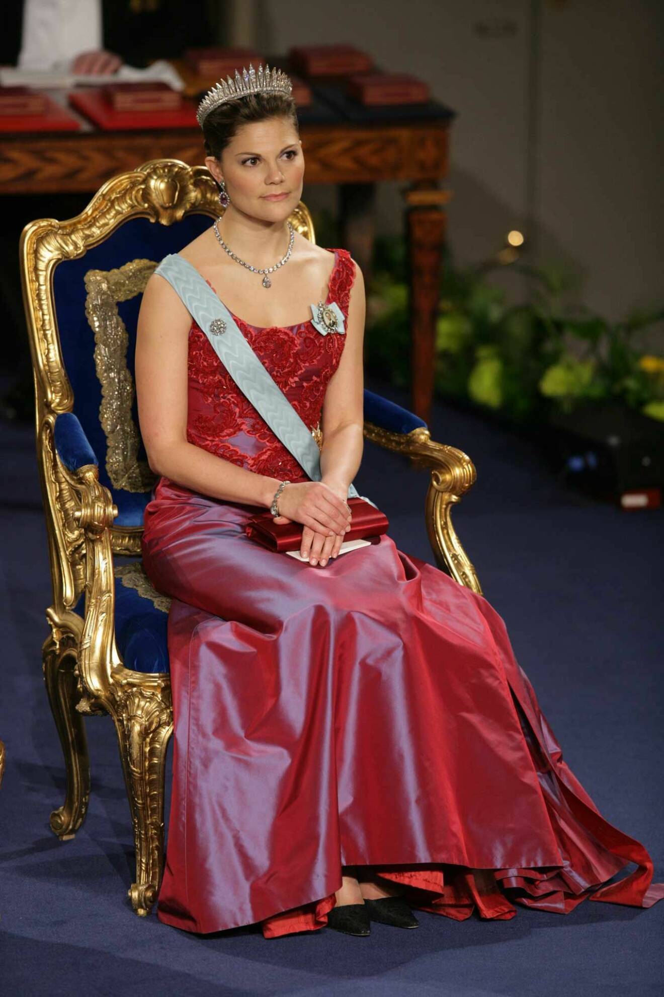 Kronprinsessan Victoria i en röd klänning från Lars Wallin under nobel